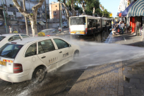  بالفيديو: إنفجار أنبوب مياه رئيسي وسط مدينة يافا